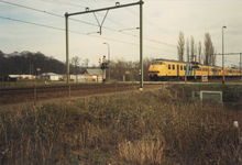 605496 Gezicht op de spoorwegovergang in de Mereveldseweg te Utrecht in de spoorlijn Utrecht - Arnhem.